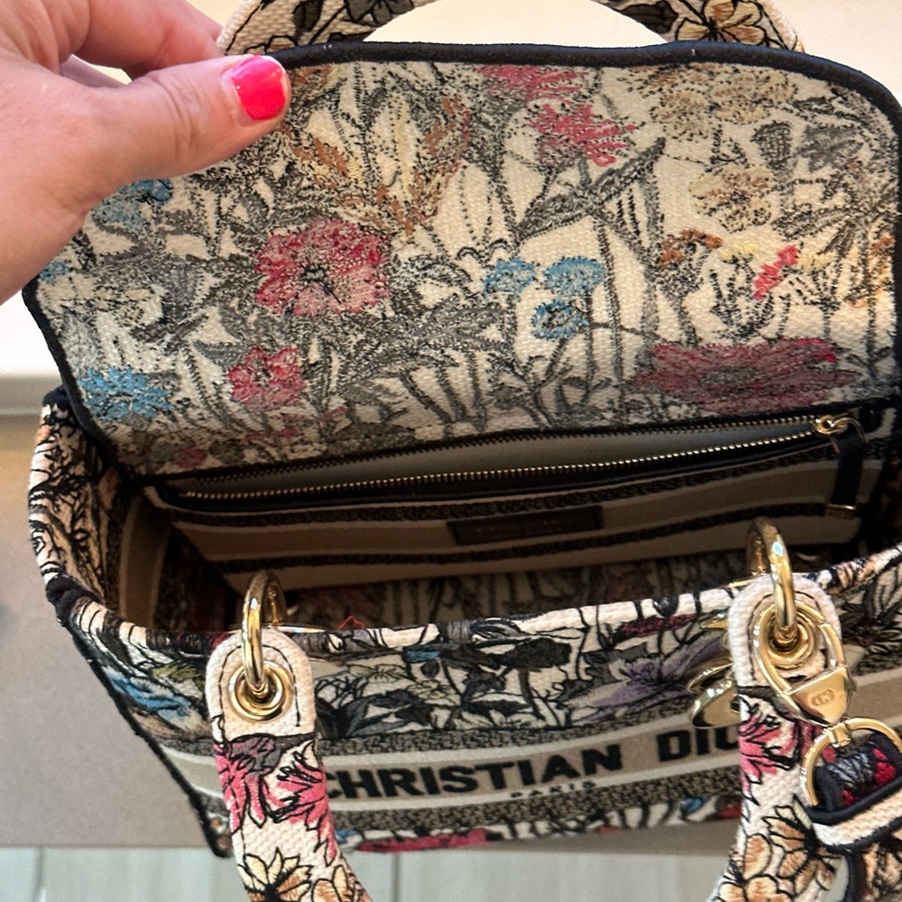 Medium Lady D-Lite Bag
Latte Embroidery with Multicolor Dior Cabinet de la Mer - Picture 13 of 15